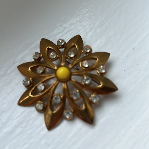 Gold floral brooch - Picture 2 of 4